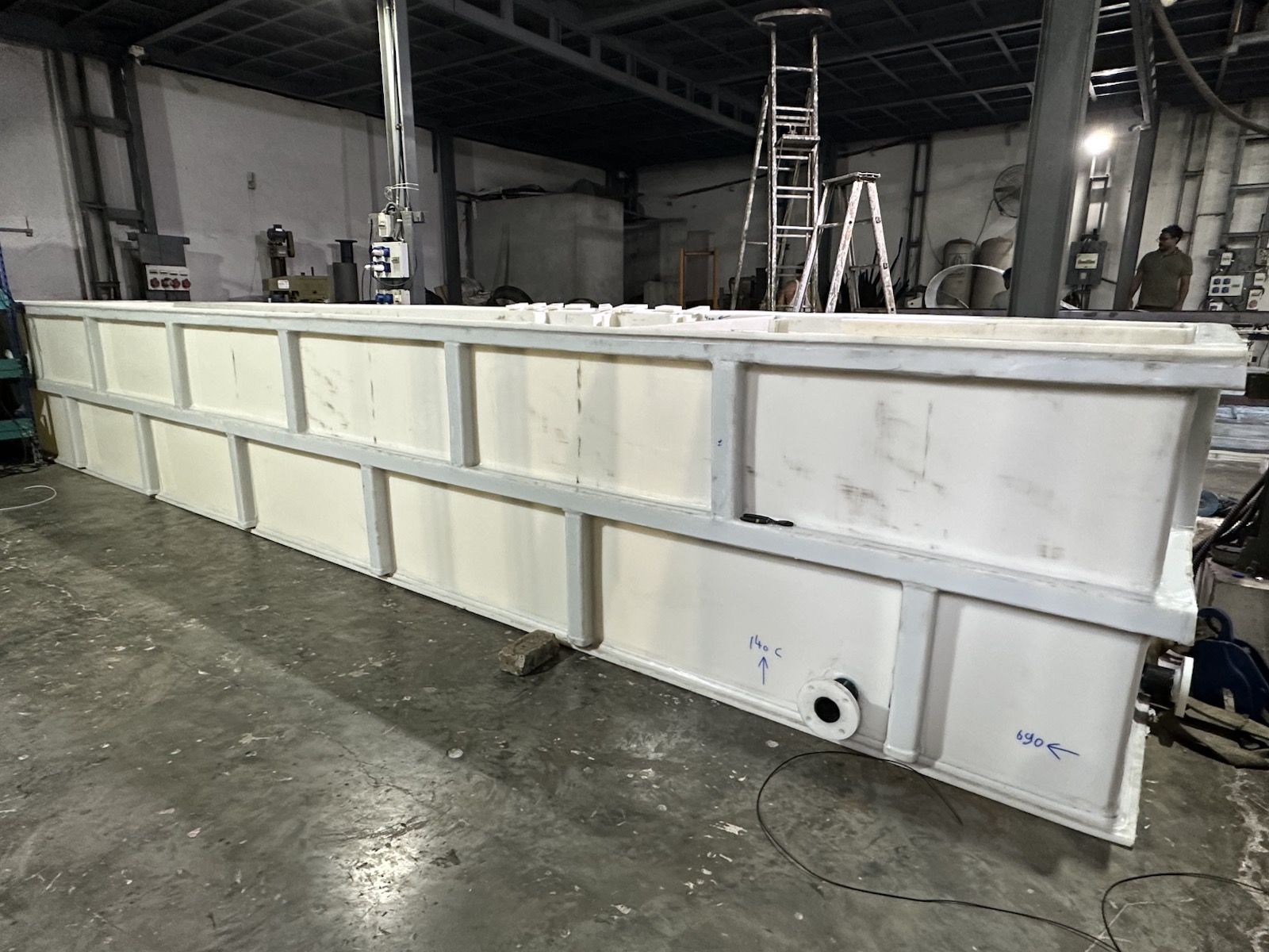 Pickling tank for acid surface treatment